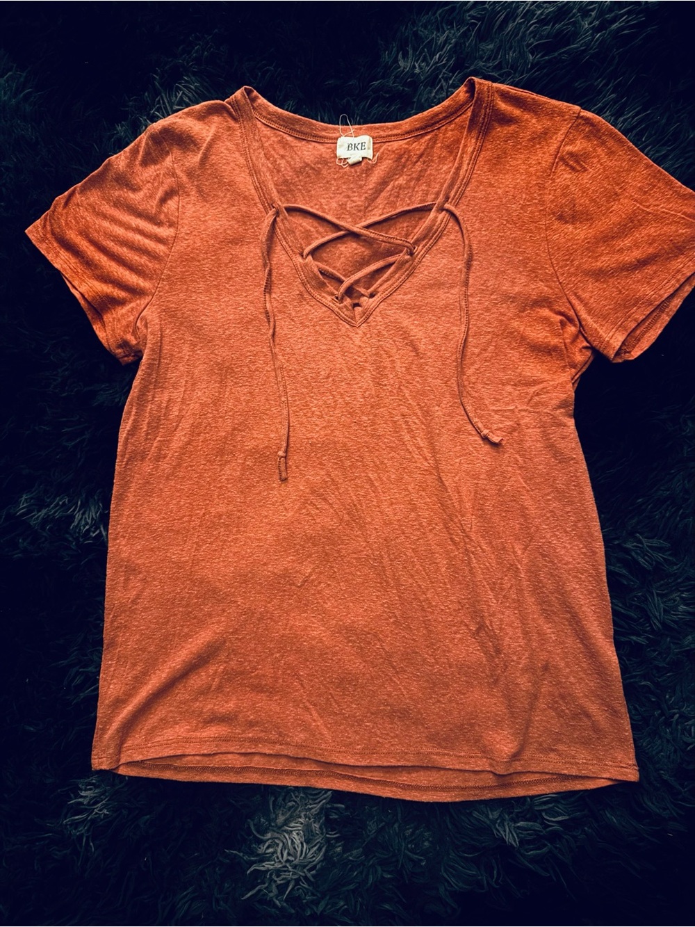BKE Women's Rust Lace-Up V-Neck Short Sleeve Tee